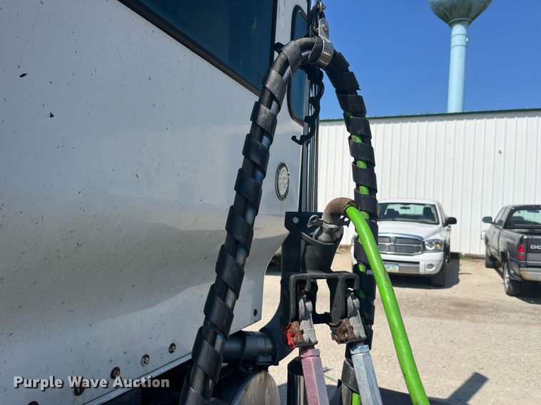 image for item MG9380 2009 Kenworth T800  semi truck