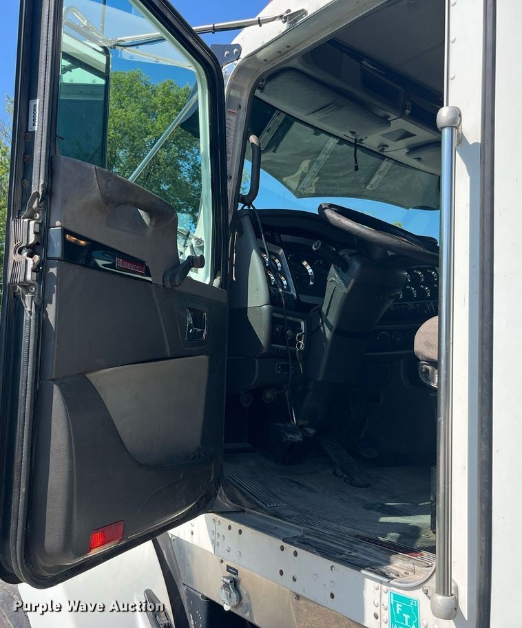 image for item MG9380 2009 Kenworth T800  semi truck