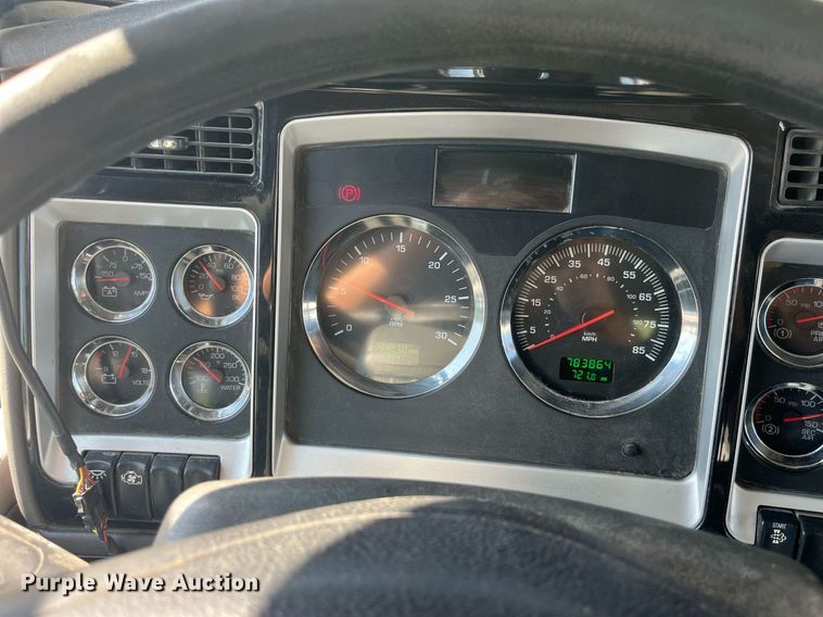 image for item MG9380 2009 Kenworth T800  semi truck