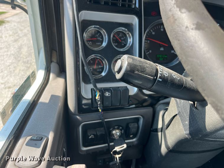 image for item MG9380 2009 Kenworth T800  semi truck
