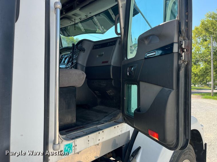 image for item MG9380 2009 Kenworth T800  semi truck