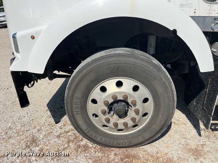 image for item MG9380 2009 Kenworth T800  semi truck