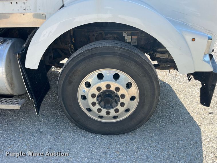 image for item MG9380 2009 Kenworth T800  semi truck