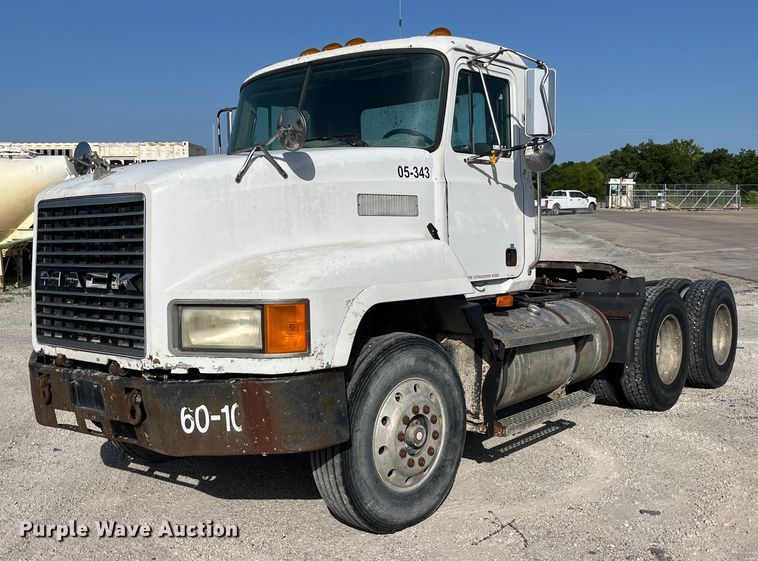 image for item MG9398 1995 Mack CH613  semi truck