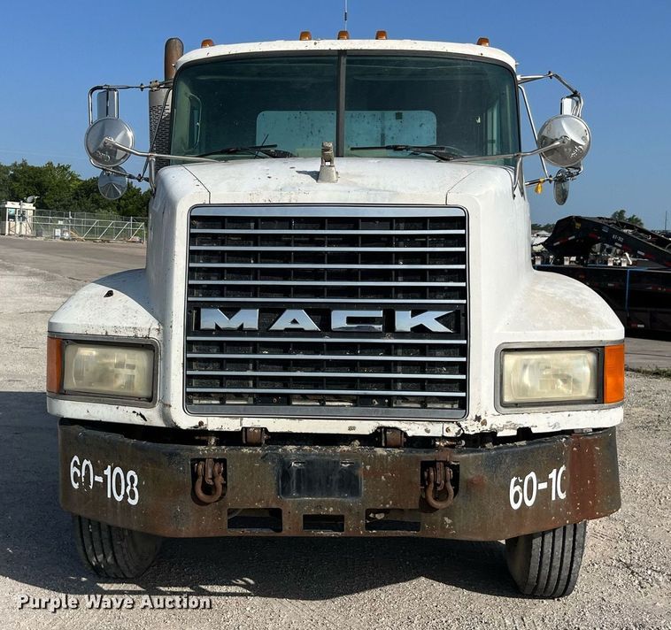 image for item MG9398 1995 Mack CH613  semi truck