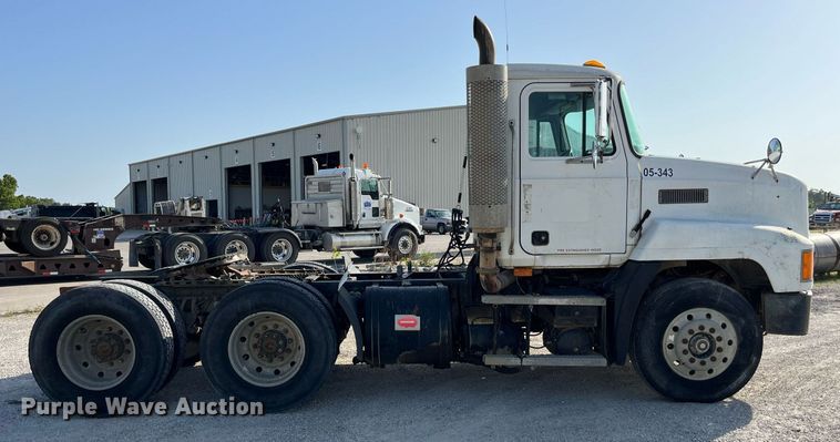 image for item MG9398 1995 Mack CH613  semi truck