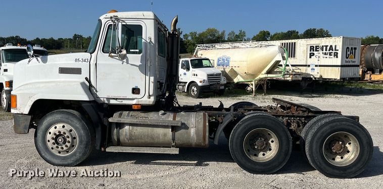 image for item MG9398 1995 Mack CH613  semi truck