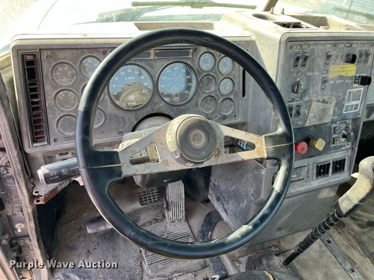 image for item MG9398 1995 Mack CH613  semi truck