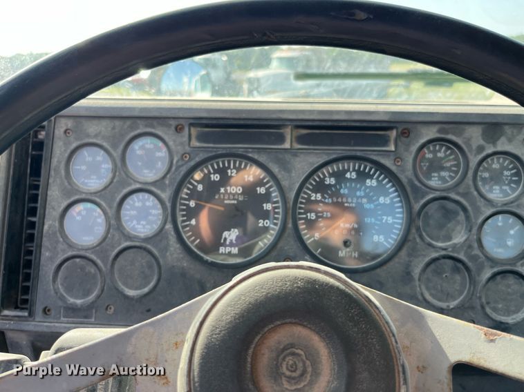 image for item MG9398 1995 Mack CH613  semi truck