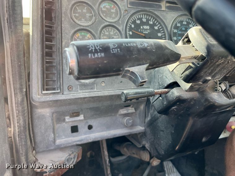 image for item MG9398 1995 Mack CH613  semi truck