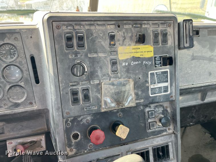 image for item MG9398 1995 Mack CH613  semi truck