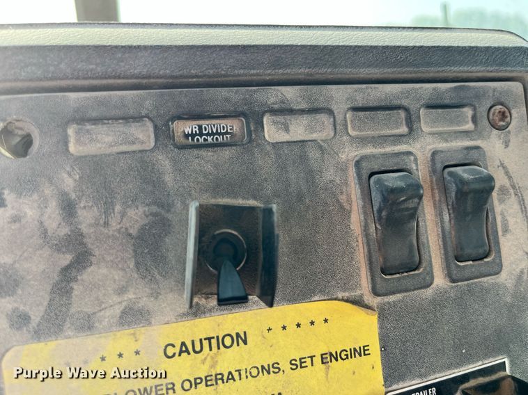 image for item MG9398 1995 Mack CH613  semi truck