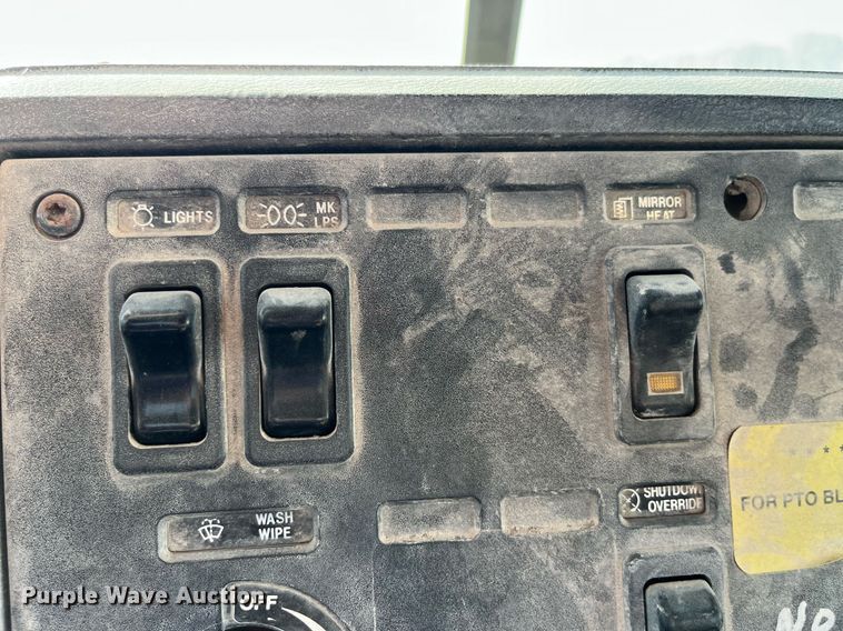 image for item MG9398 1995 Mack CH613  semi truck