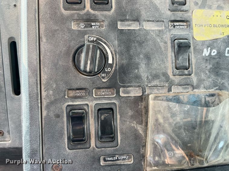 image for item MG9398 1995 Mack CH613  semi truck