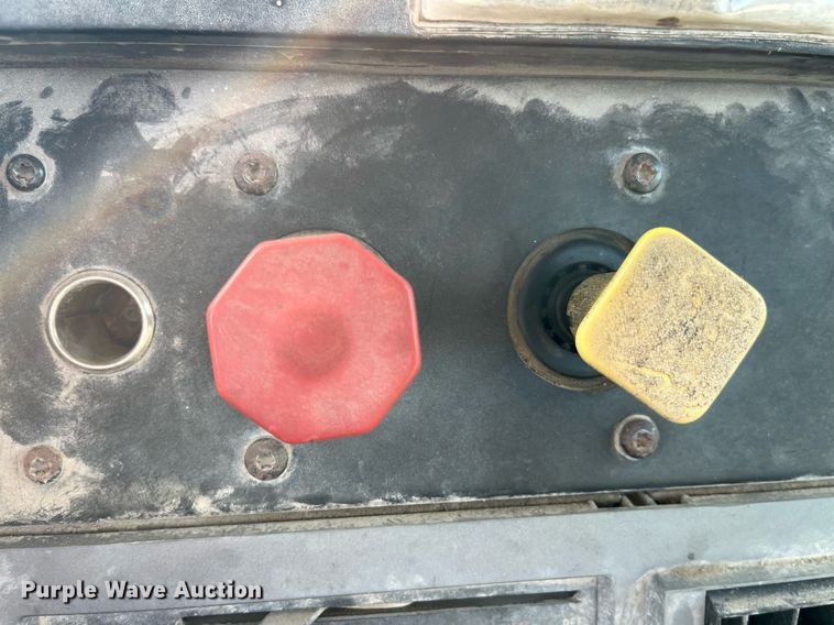 image for item MG9398 1995 Mack CH613  semi truck