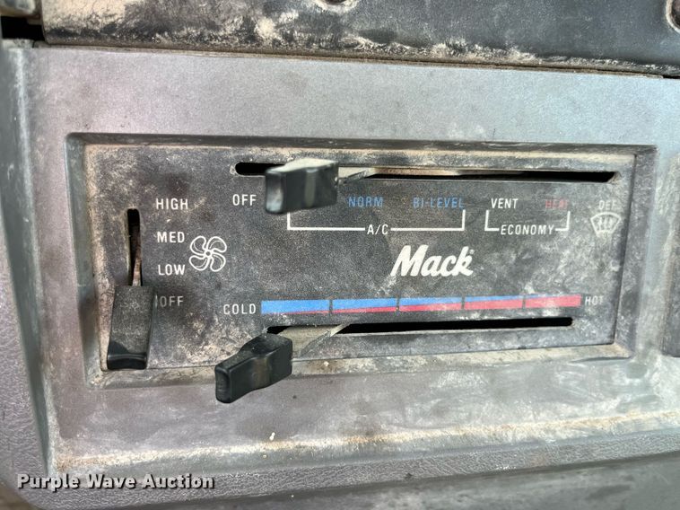 image for item MG9398 1995 Mack CH613  semi truck