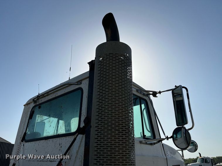 image for item MG9398 1995 Mack CH613  semi truck