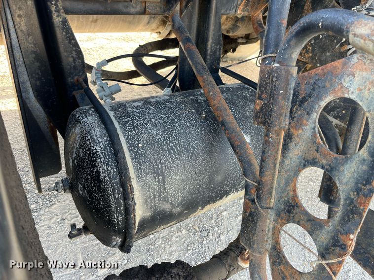 image for item MG9398 1995 Mack CH613  semi truck