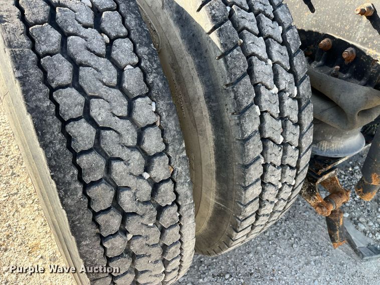 image for item MG9398 1995 Mack CH613  semi truck