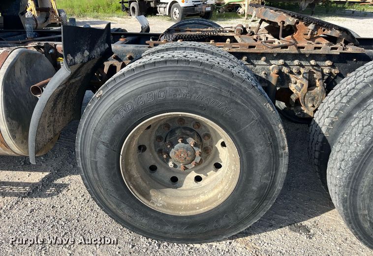 image for item MG9398 1995 Mack CH613  semi truck