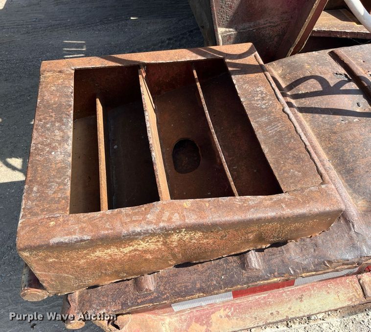 image for item MG9404 1994 Dynaweld  lowboy equipment trailer