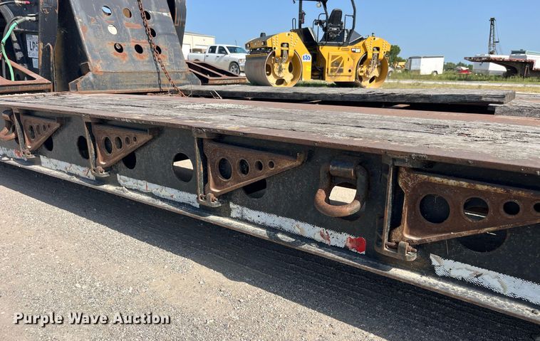 image for item MG9405 2000 Fontaine LP50-NGB  lowboy equipment trailer