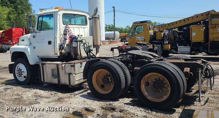 image for item MG9608 1992 Ford L9000  semi truck