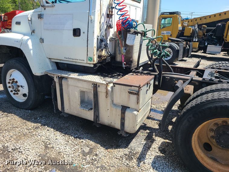 image for item MG9608 1992 Ford L9000  semi truck