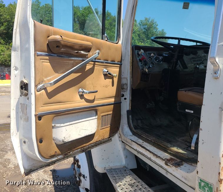 image for item MG9608 1992 Ford L9000  semi truck