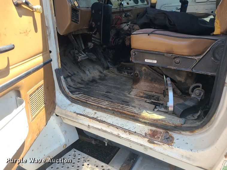 image for item MG9608 1992 Ford L9000  semi truck