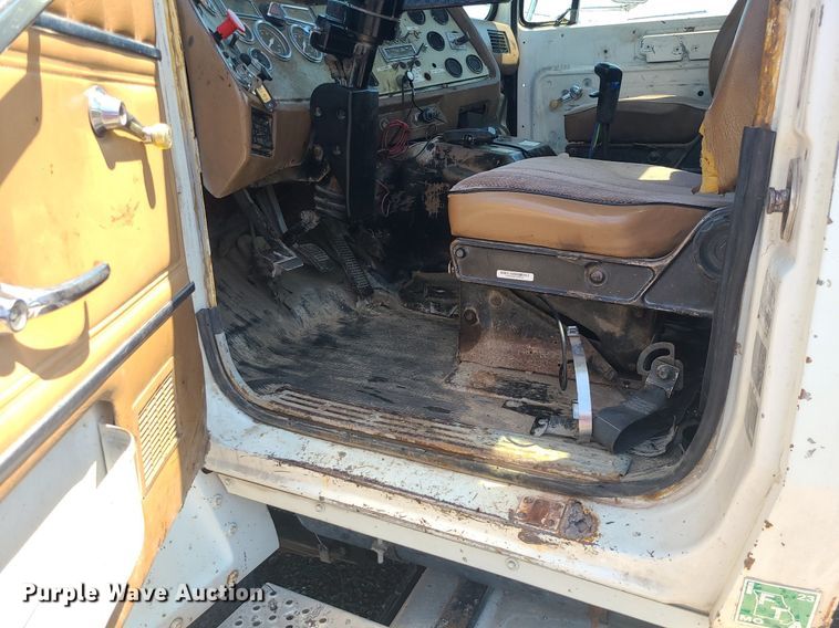 image for item MG9608 1992 Ford L9000  semi truck