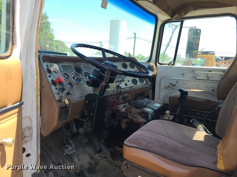 image for item MG9608 1992 Ford L9000  semi truck