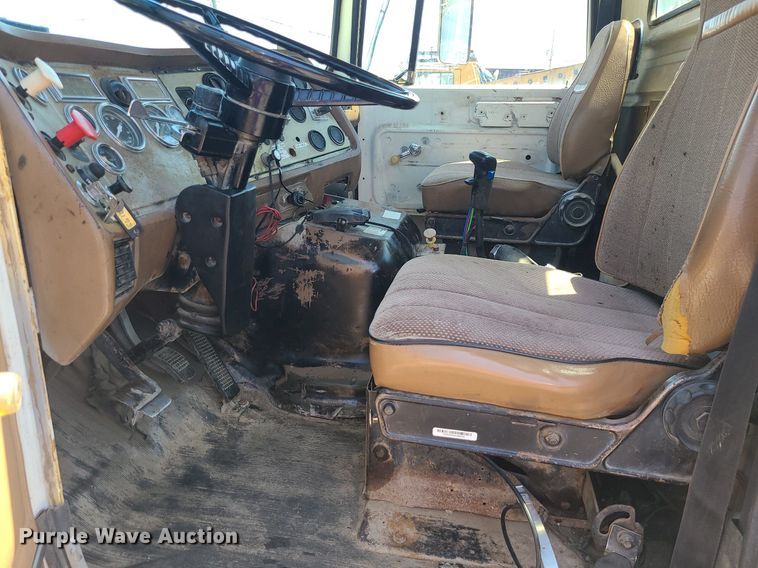 image for item MG9608 1992 Ford L9000  semi truck