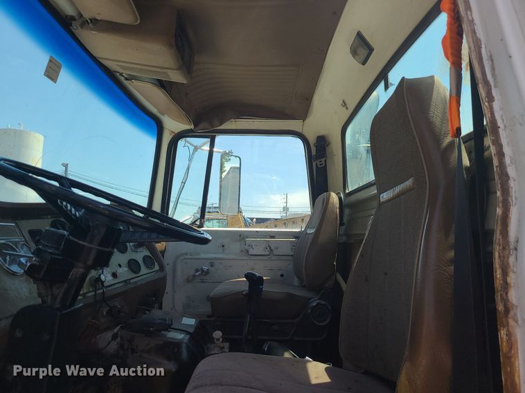 image for item MG9608 1992 Ford L9000  semi truck