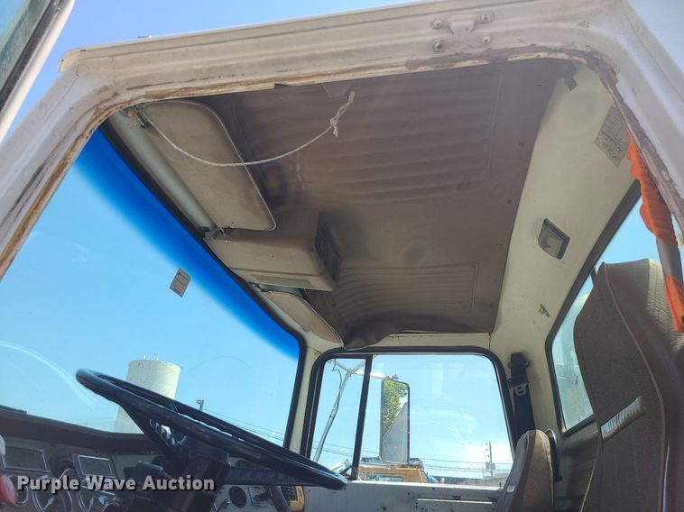 image for item MG9608 1992 Ford L9000  semi truck