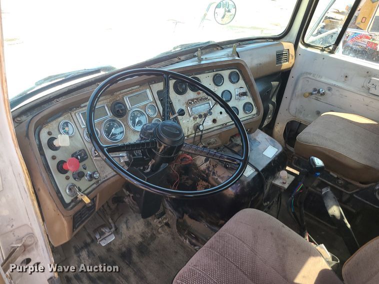 image for item MG9608 1992 Ford L9000  semi truck