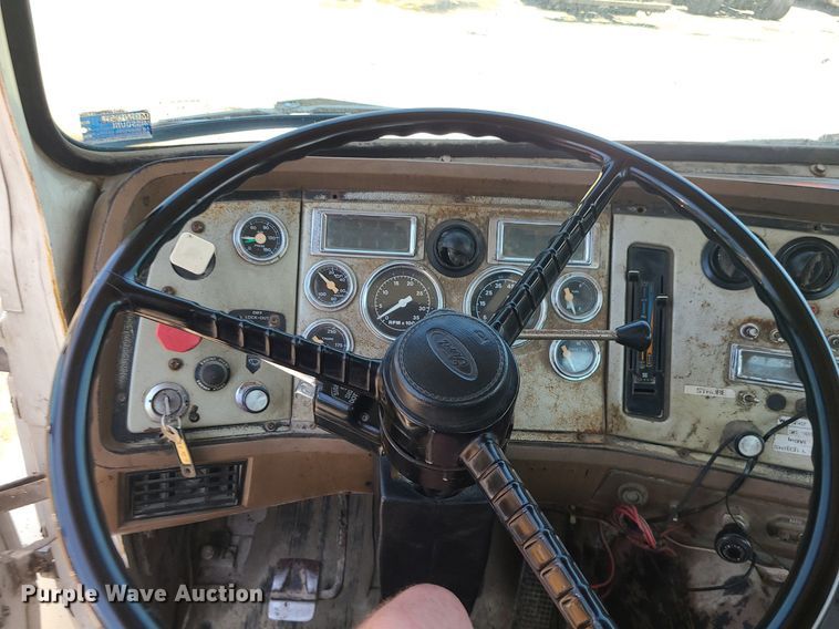 image for item MG9608 1992 Ford L9000  semi truck