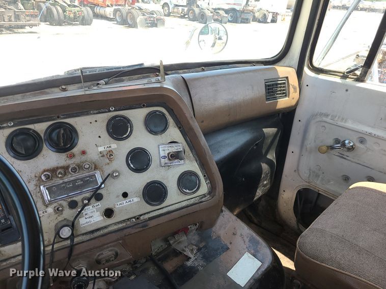 image for item MG9608 1992 Ford L9000  semi truck