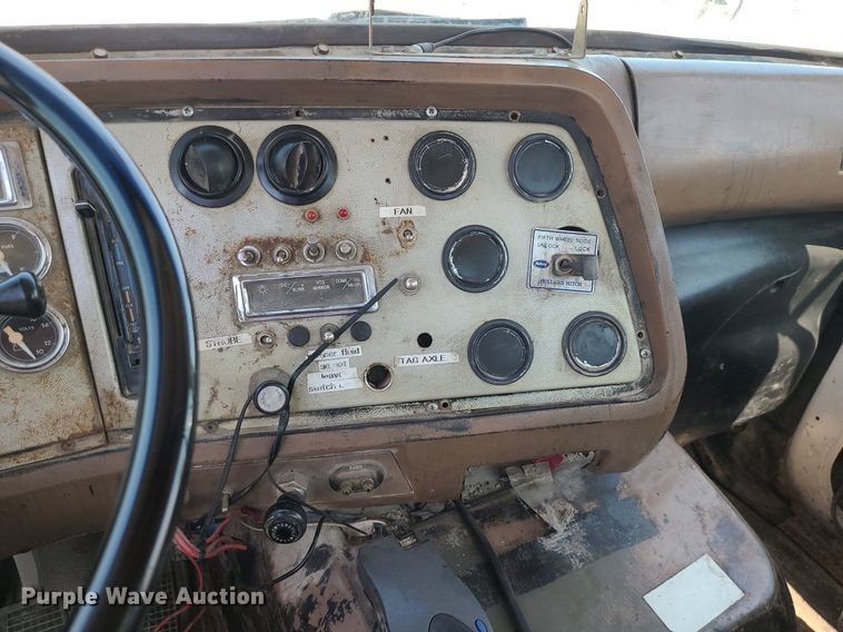 image for item MG9608 1992 Ford L9000  semi truck