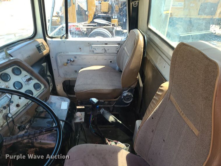 image for item MG9608 1992 Ford L9000  semi truck