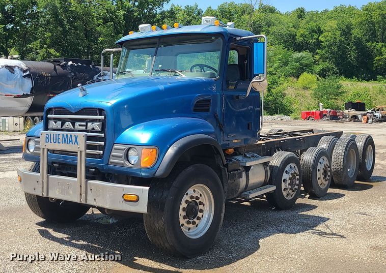 image for item MG9610 2002 Mack CV713  semi truck