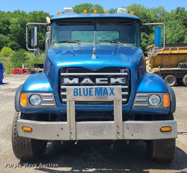 image for item MG9610 2002 Mack CV713  semi truck