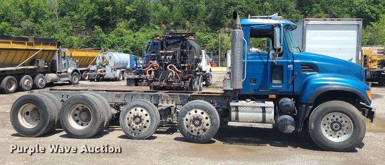 image for item MG9610 2002 Mack CV713  semi truck