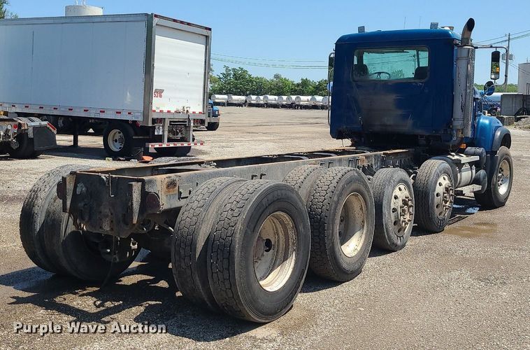 image for item MG9610 2002 Mack CV713  semi truck