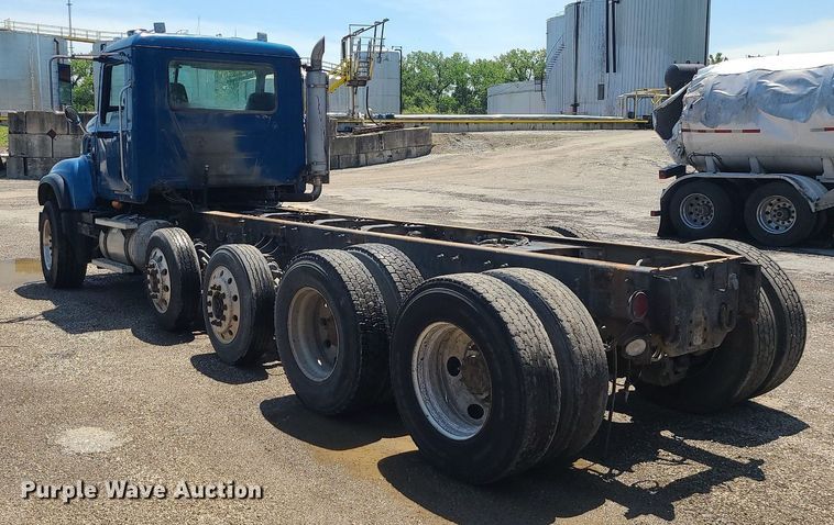 image for item MG9610 2002 Mack CV713  semi truck