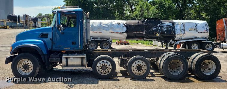 image for item MG9610 2002 Mack CV713  semi truck