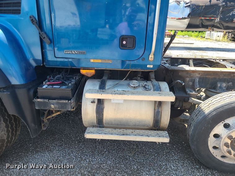 image for item MG9610 2002 Mack CV713  semi truck