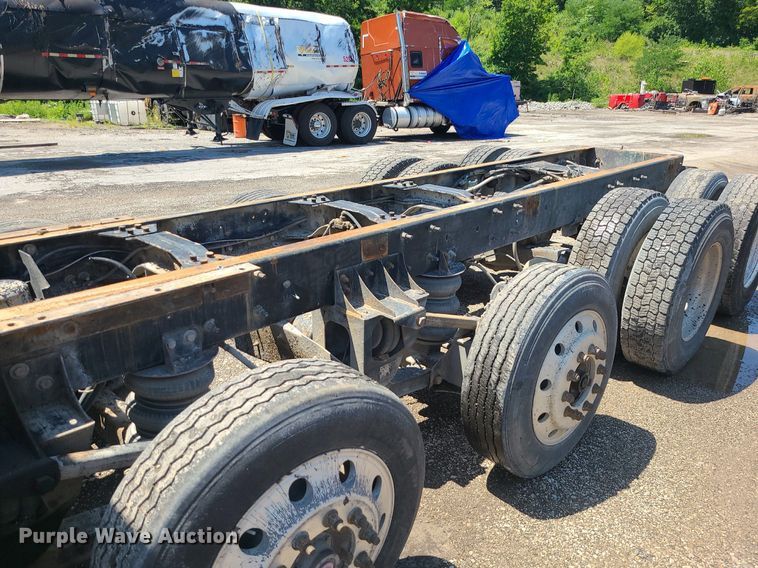 image for item MG9610 2002 Mack CV713  semi truck