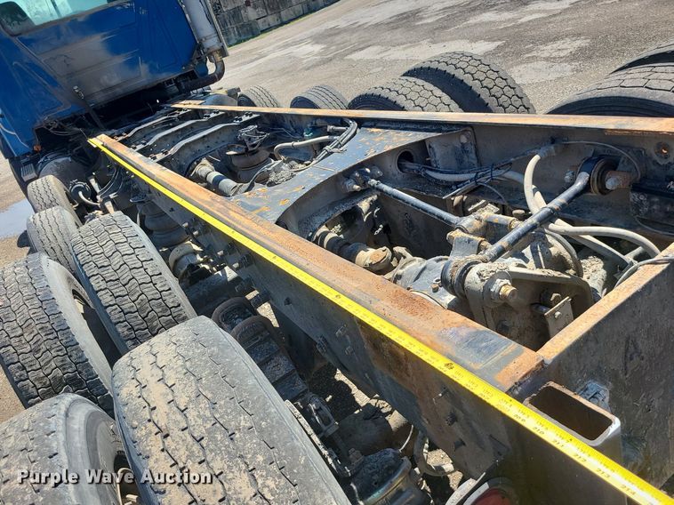 image for item MG9610 2002 Mack CV713  semi truck