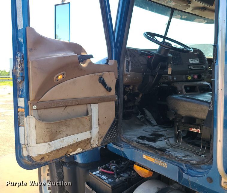 image for item MG9610 2002 Mack CV713  semi truck